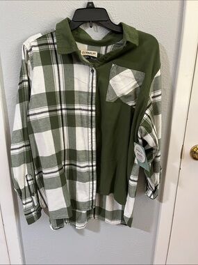 Magellan Outdoors Green and White Plaid Button-Down women's Shirt